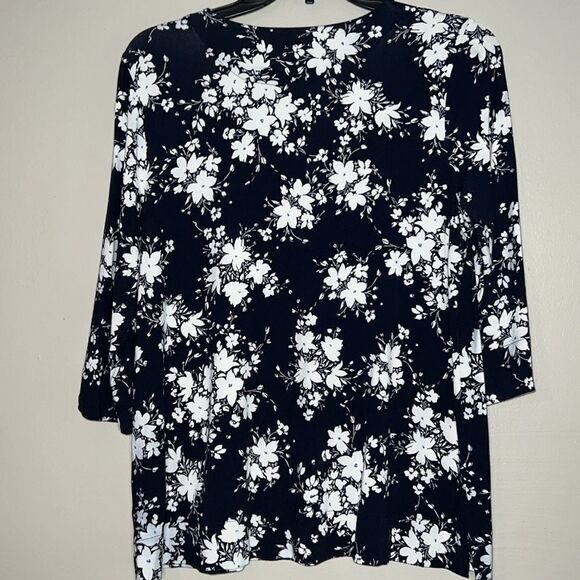 J Jill Wearever Collection Floral Top - Picture 6 of 8